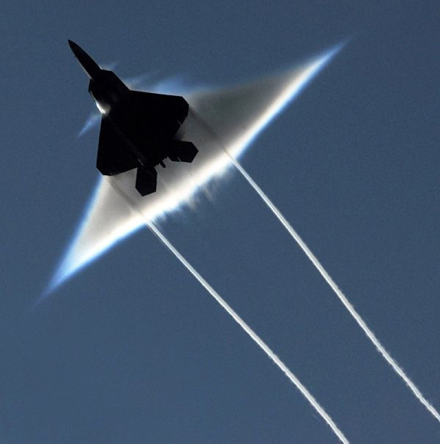 Velocidad extrema! Fotógrafo capta el momento en que un Jet rompe barrera  del sonido